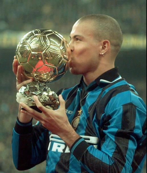 Ronaldo con il Pallone d&#39;oro allo stadio San Siro di Milano, il 4 gannaio 1998. (Rcs Gasport)